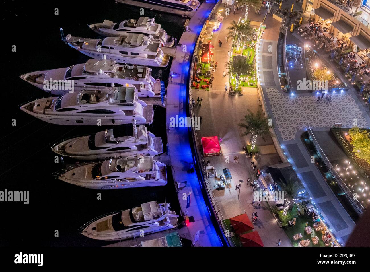 Dubai Marina Hafen bei Nacht Stockfoto