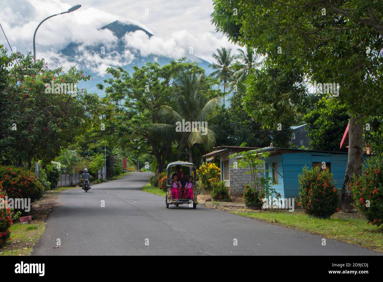 Becak auf einer Straße auf Tidore Insel, Nord-Molukken, Indonesien. Stockfoto