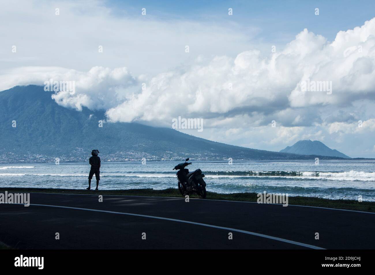 Motorroller mit Blick auf die Inseln Ternate und Hiri. Tidore, Nord-Molukken, Indonesien. Stockfoto