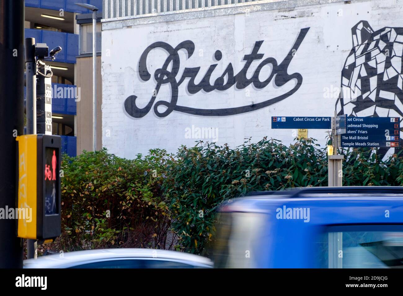 Das Bristol-Schild am Ende der Autobahn M32 und des Newfoundland Way, Bristol, Großbritannien. Aufgrund von Staus hat dieser Bereich eine schlechte Luftqualität. Stockfoto