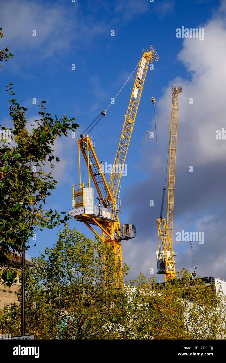 Krane auf einer Baustelle in Bristol. Stockfoto