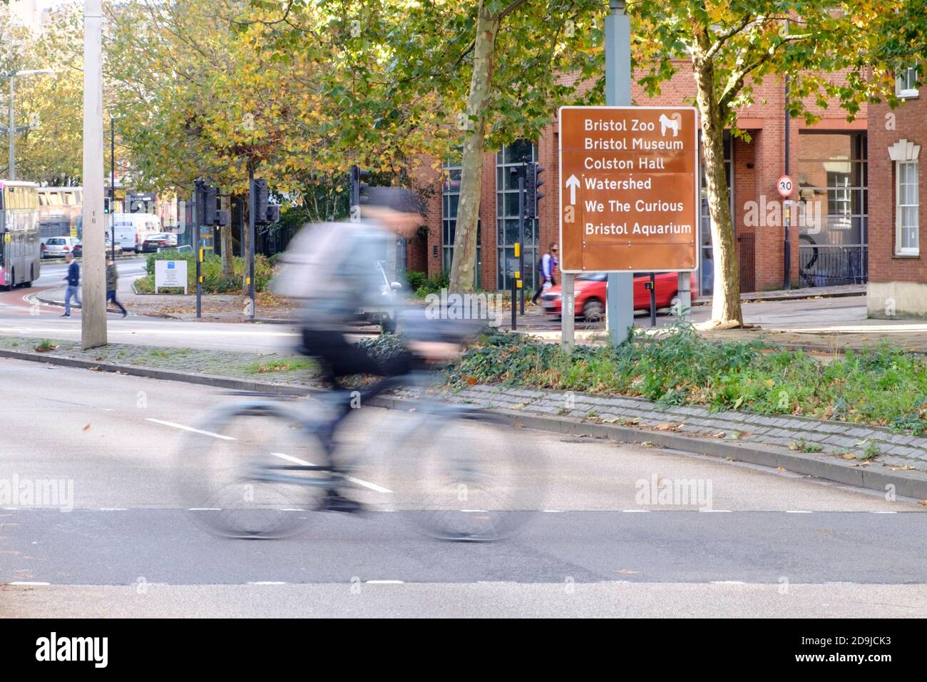 Ein Radfahrer im stadtzentrum von bristol kurz vor dem Herbst Covid-19-Sperre Stockfoto