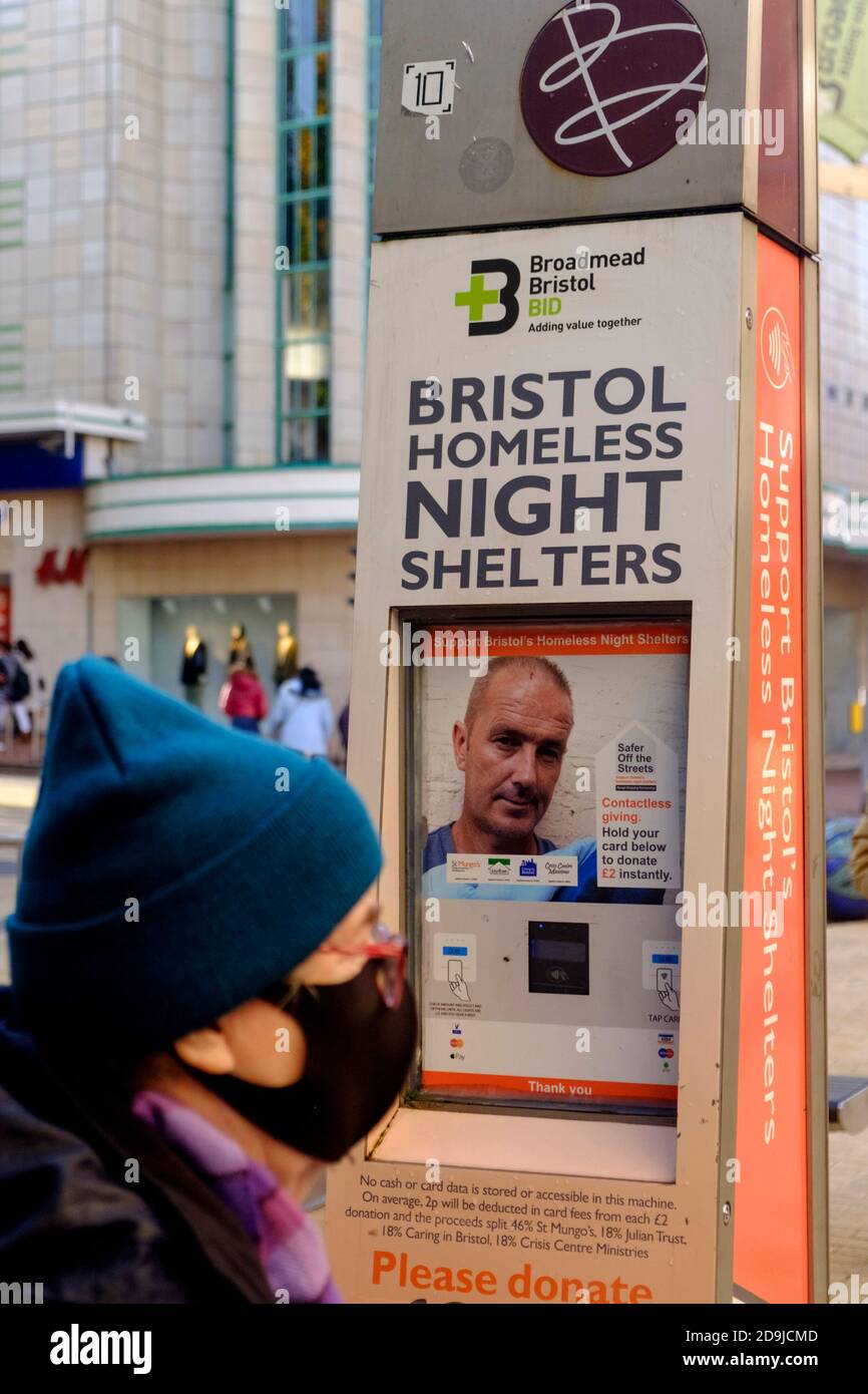 Bargeldloser Einzahlungsort für die Obdachlosen von Bristol, kurz vor der zweiten Zwangssperre im Broadmead Einkaufszentrum Stockfoto