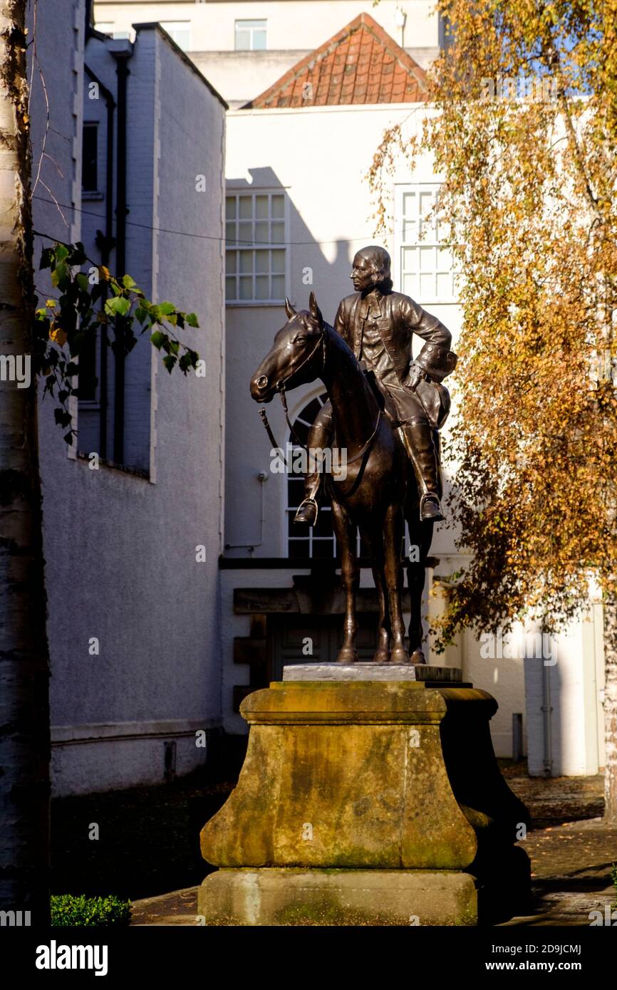 Herbstbild der John wesley Statue mit dem neuen Raum dahinter. Bristol, Großbritannien Stockfoto