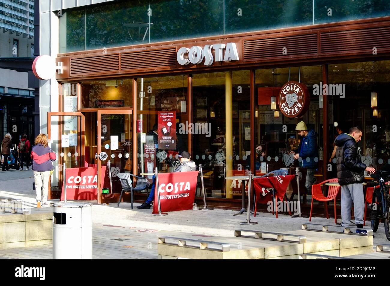 Costa Coffee Niederlassung in Bristol. Kurz vor der 2. Covid Lockdown Stockfoto