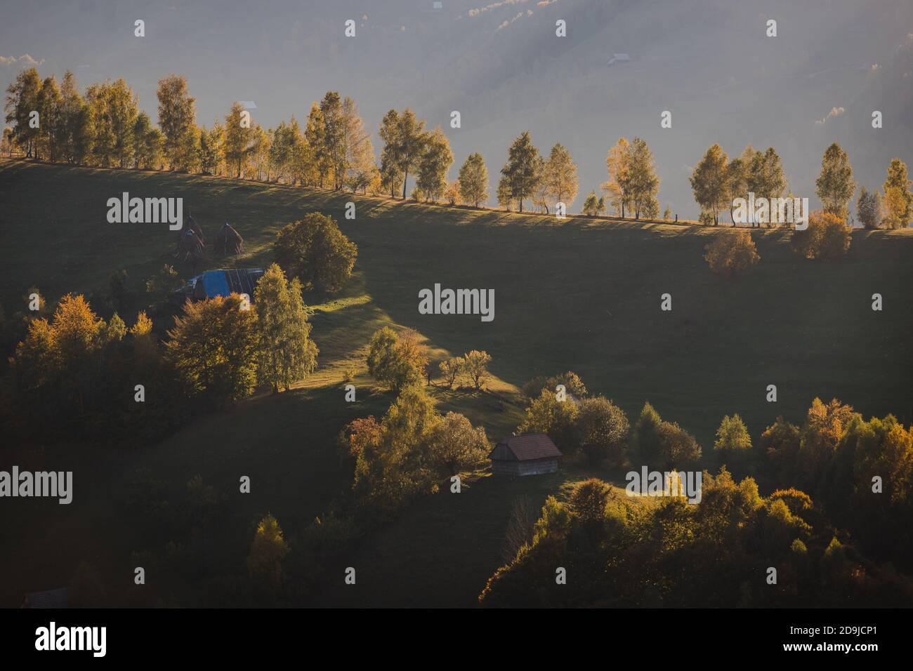 Herbst ländliche Szene des rumänischen Dorfes in Siebenbürgen, am Fuße der Karpaten Stockfoto