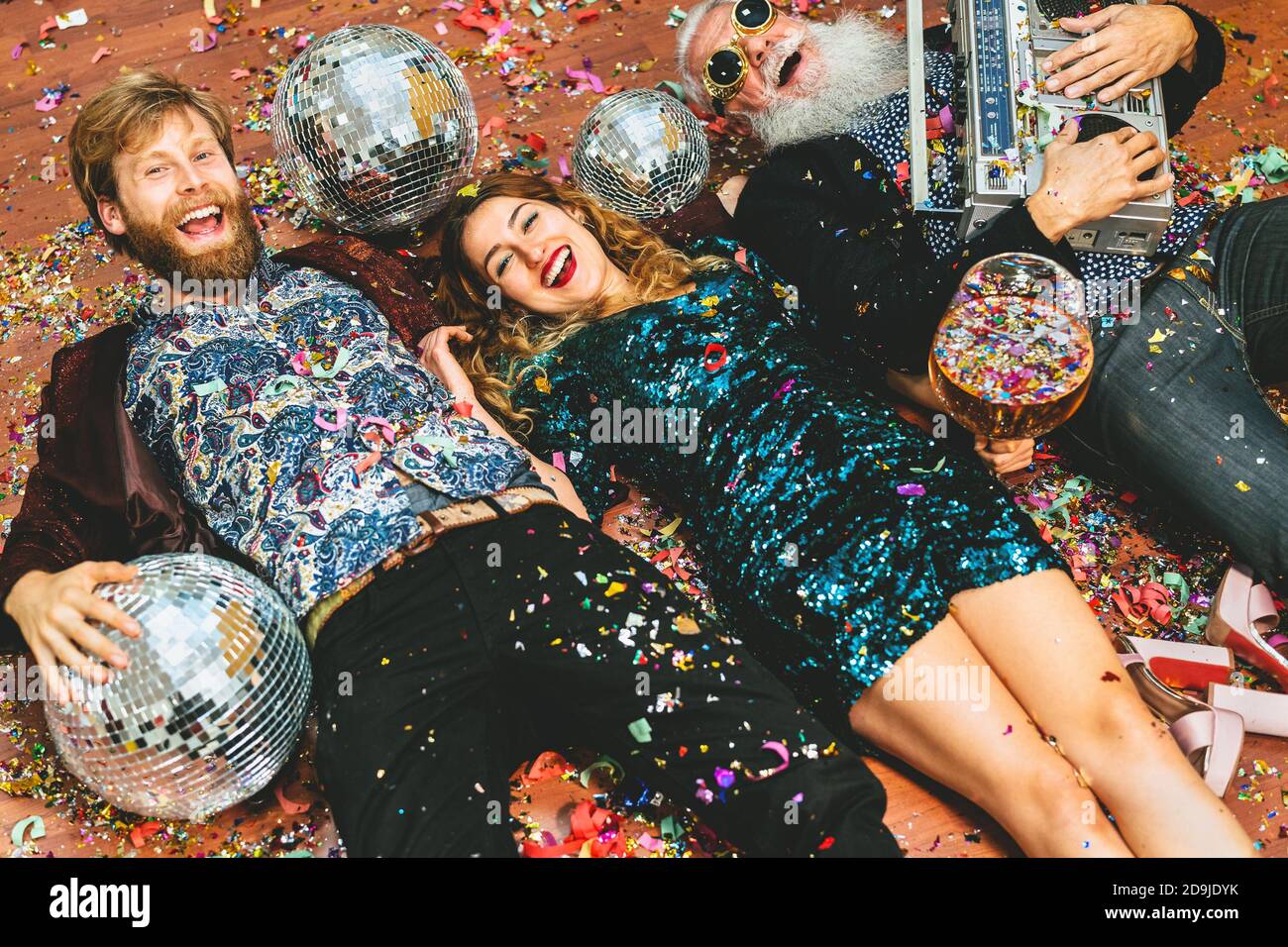 Fröhliche Party Menschen mit unterschiedlichen Alters haben Spaß feiern Urlaub Stockfoto