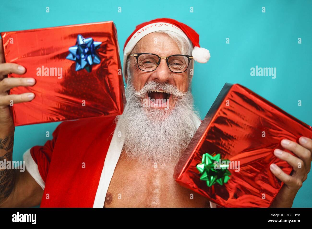 Happy Senior Mann mit Spaß tragen Weihnachtsmann Kleidung und Wir feiern Weihnachtsfeiertage Stockfoto