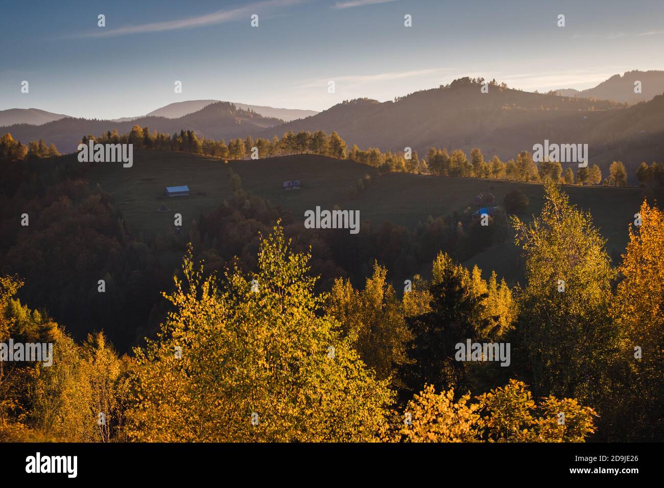 Herbst ländliche Szene des rumänischen Dorfes in Siebenbürgen, am Fuße der Karpaten Stockfoto