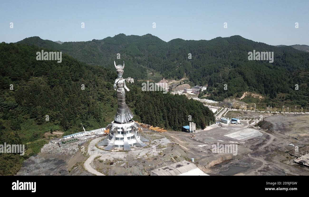 Der Blick auf die riesige Statue der Miao Göttin Yang Asha im Bezirk Jianhe, Qiandongnan Miao und Dong Autonome Präfektur, südwestlich von Chinas Gu Stockfoto