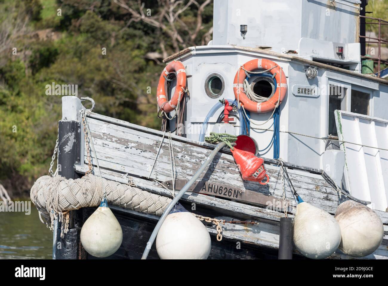 Eine Reihe von Bojen hängt an der Seite eines alten Holzschleppers im Sydney Harbour, New South Wales, Australien Stockfoto