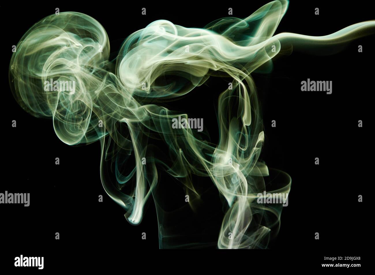 Grüne abstrakte bunte Rauchwellen mit glatter Form in schwarz Hintergrund Stockfoto