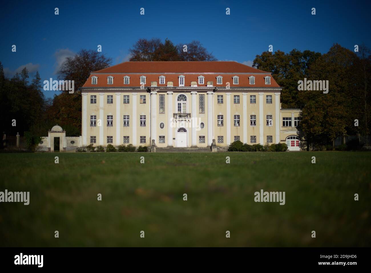 04. November 2020, Sachsen-Anhalt, Tangerhütte: Das Neue Schloss im Stadtpark Tangerhütte. Es wurde zwischen 1909 und 1911 anlässlich der Hochzeit von Franz Wagenführ von Arnim erbaut. Der Stadtpark gilt als eine der herausragendsten Anlagen seiner Art in Sachsen-Anhalt. Es ist Teil der Tourismusmarke 'Gartenträume - Historische Parks in Sachsen-Anhalt'. Foto: Klaus-Dietmar Gabbert/dpa-Zentralbild/ZB Stockfoto