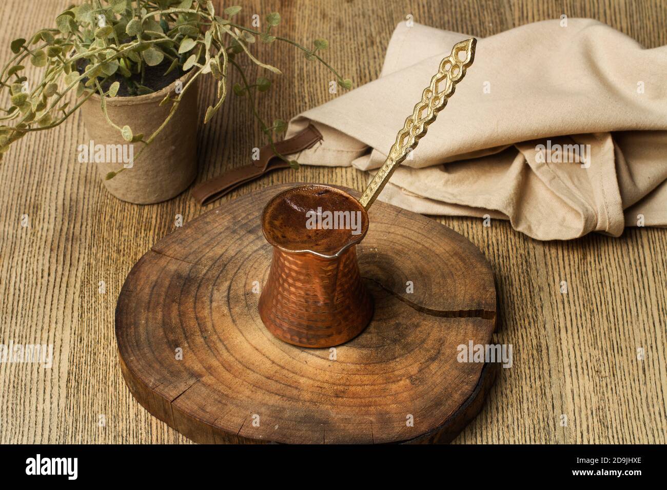 Ein türkischer Kaffee auf einer Baumstammscheibe und weiter Ein Holztisch Stockfoto