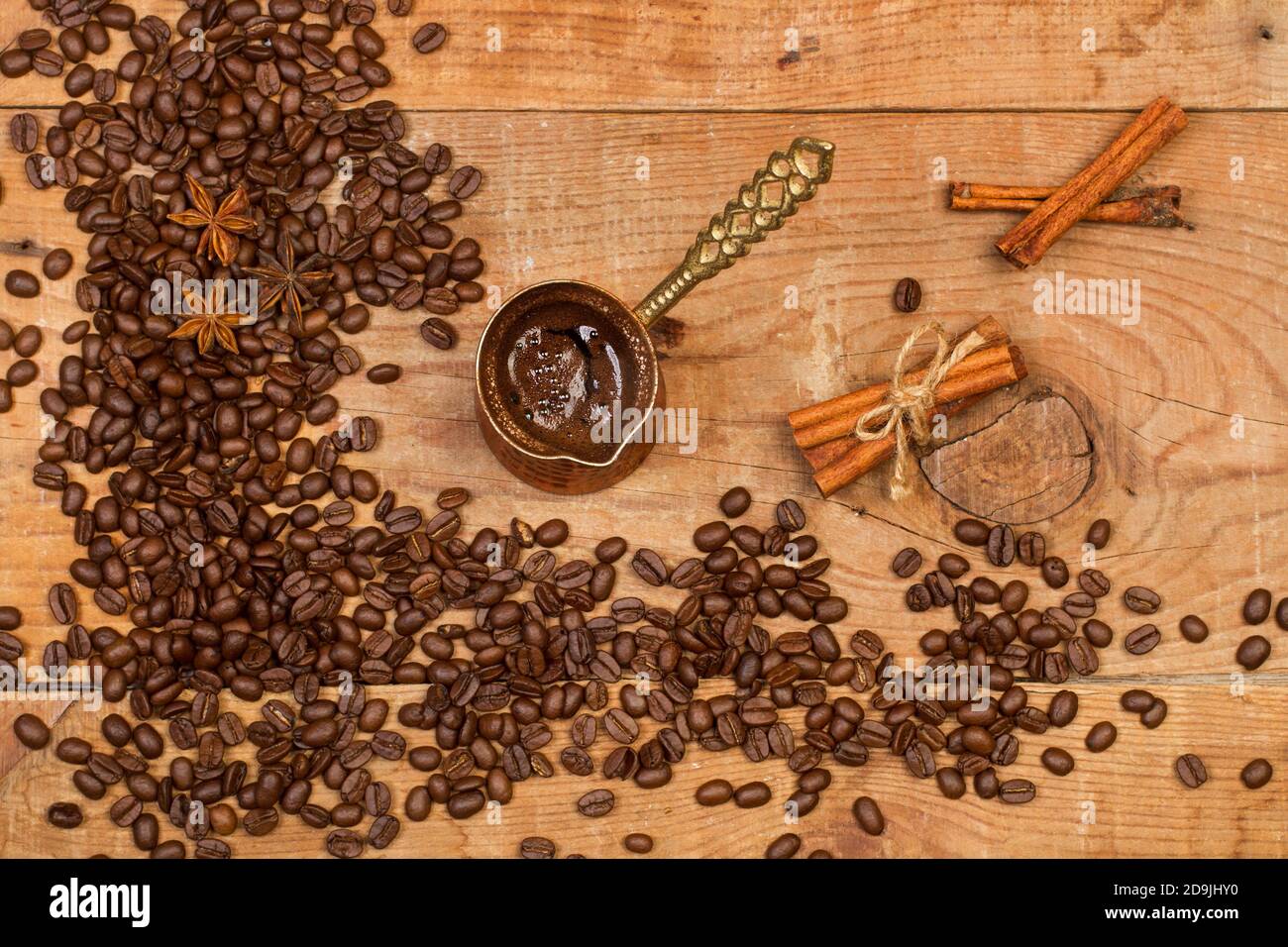 Türkische Kaffeemaschine und Kaffeebohnen auf rustikalem Holz Tabelle in einer Draufsicht Stockfoto