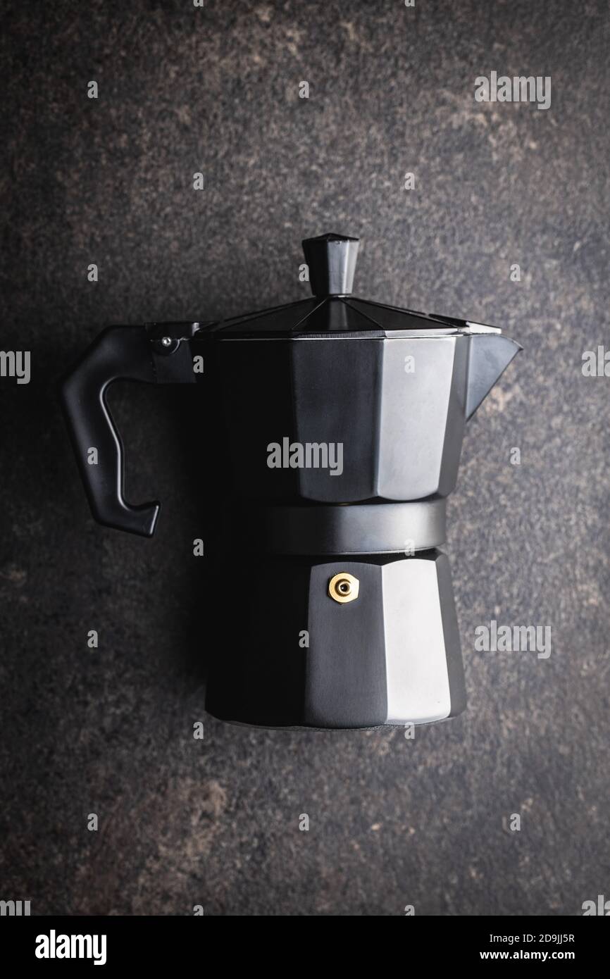Bialetti Kaffeemaschine. Moka Topf auf schwarzem Tisch. Draufsicht. Stockfoto