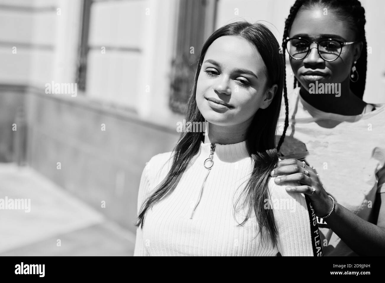 Weiß kaukasischen Mädchen und schwarz afroamerikanischen zusammen. Welteinheit, rassische Liebe, Verständnis in Toleranz und Rassen Vielfalt Zusammenarbeit. Stockfoto