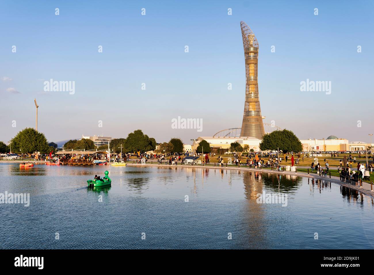 KATAR, DOHA - 7. DEZEMBER. 2019: Lake at Aspire Park mit dem Fackel Hotel im Hintergrund in Doha, Katar, Mittlerer Osten. Stockfoto