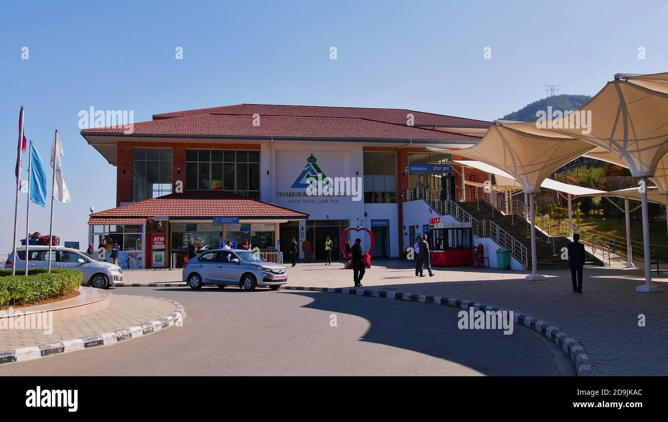 Chandragiri, Nepal - 12/02/2019: Talstation der neu gebauten Touristenattraktion Chandragiri Hills Seilbahn in Kathmandu Tal mit Menschen und Autos. Stockfoto