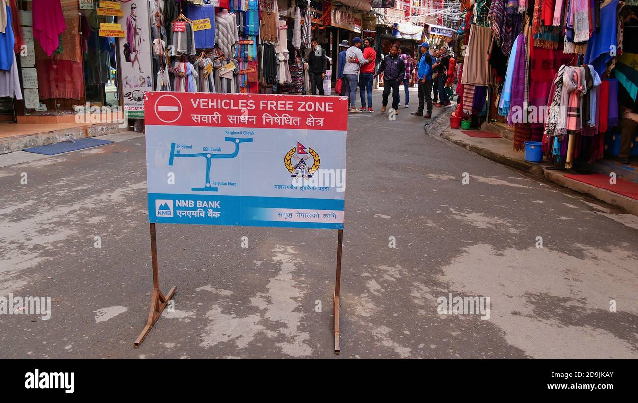 Kathmandu, Nepal - 11/11/2019: Straßenschild markiert die Fahrzeuge freie Fußgängerzone (Text in Nepali) im Touristenviertel Thamel auf einer Einkaufsstraße. Stockfoto