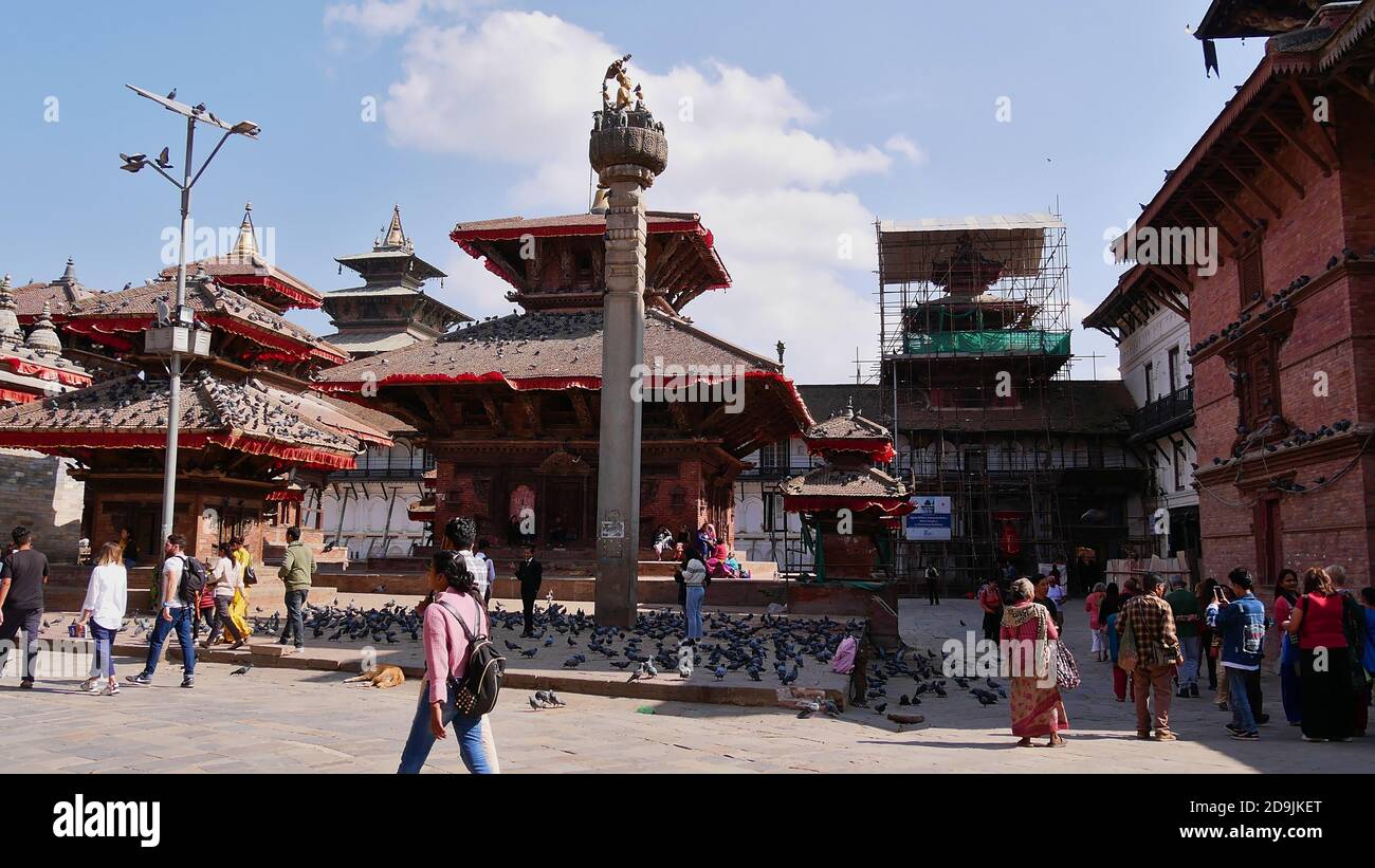 Kathmandu, Nepal - 11/11/2019: Geschäftige Szene vor den historischen Tempeln des beliebten Kathmandu Durbar Square (UNESCO-Weltkulturerbe) mit Menschen. Stockfoto