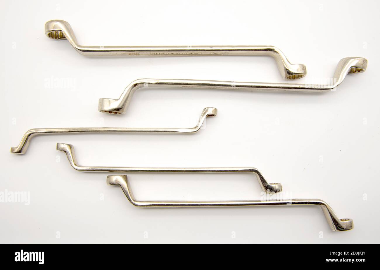 Satz von Deckelschlüsseln auf weißem Hintergrund. Stockfoto