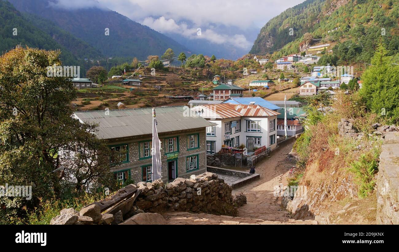 Phakding, Nepal - 11/12/2019: Kleines Sherpa-Dorf mit Steinhäusern und Lodges entlang des Everest Base Camp Trek im Dudhkoshi-Tal, Himalaya-Gebirge. Stockfoto