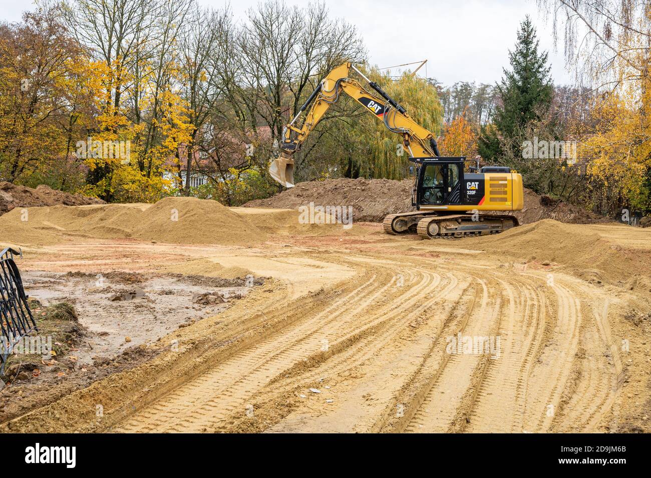 Bayerbach, Deutschland. November 2020. Auf dem Grundstück des abgerissenen Pfarrhauses steht ein Bagger. Baron von Gumppenberg will Klage gegen die Diözese Regensburg erheben. Es handelt sich um eine historische Vereinbarung zwischen Adelsfamilie und Kirche, nach der das Bistum nach Guppenberg-Auffassung das Pfarrhaus in Bayerbach (Landshut-Kreis) nicht hätte abreißen dürfen. Quelle: Armin Weigel/dpa/Alamy Live News Stockfoto