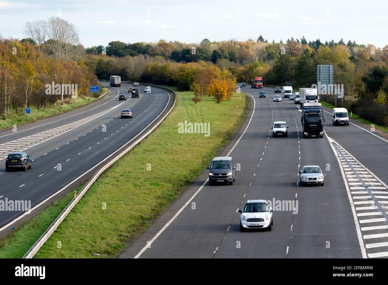 Autobahn M40 in der Nähe der Abfahrt 15 im Herbst, Warwickshire, Großbritannien Stockfoto