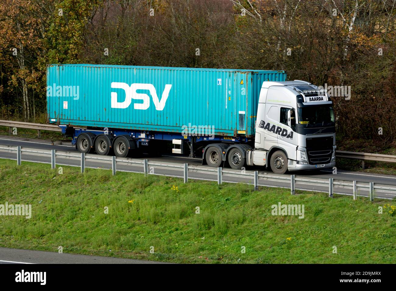 Ein LKW mit einem DSV-Transportcontainer auf der Autobahnabfahrt M40 an der Kreuzung 15, Warwickshire, Großbritannien Stockfoto