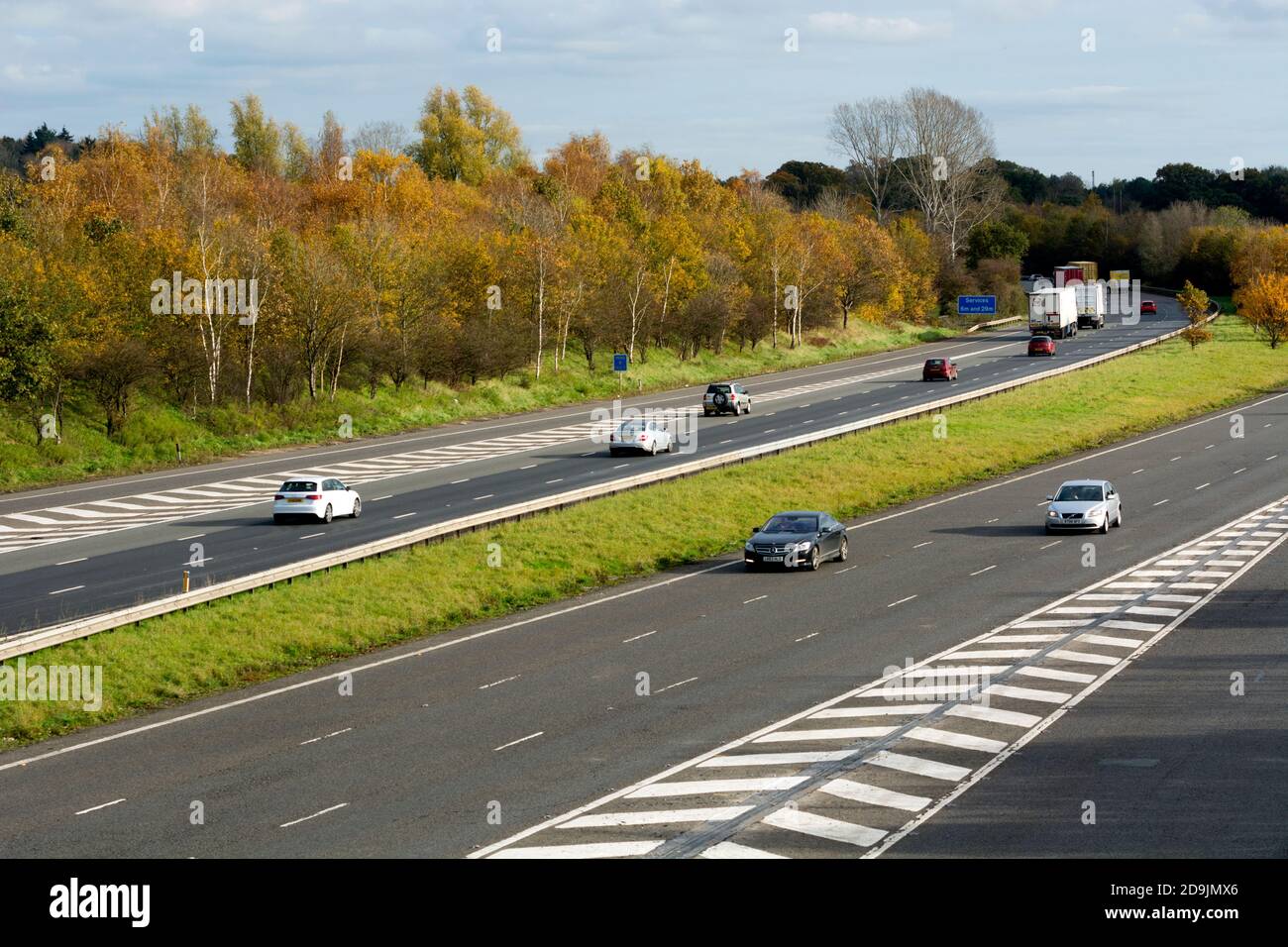 Autobahn M40 in der Nähe der Abfahrt 15 im Herbst, Warwickshire, Großbritannien Stockfoto