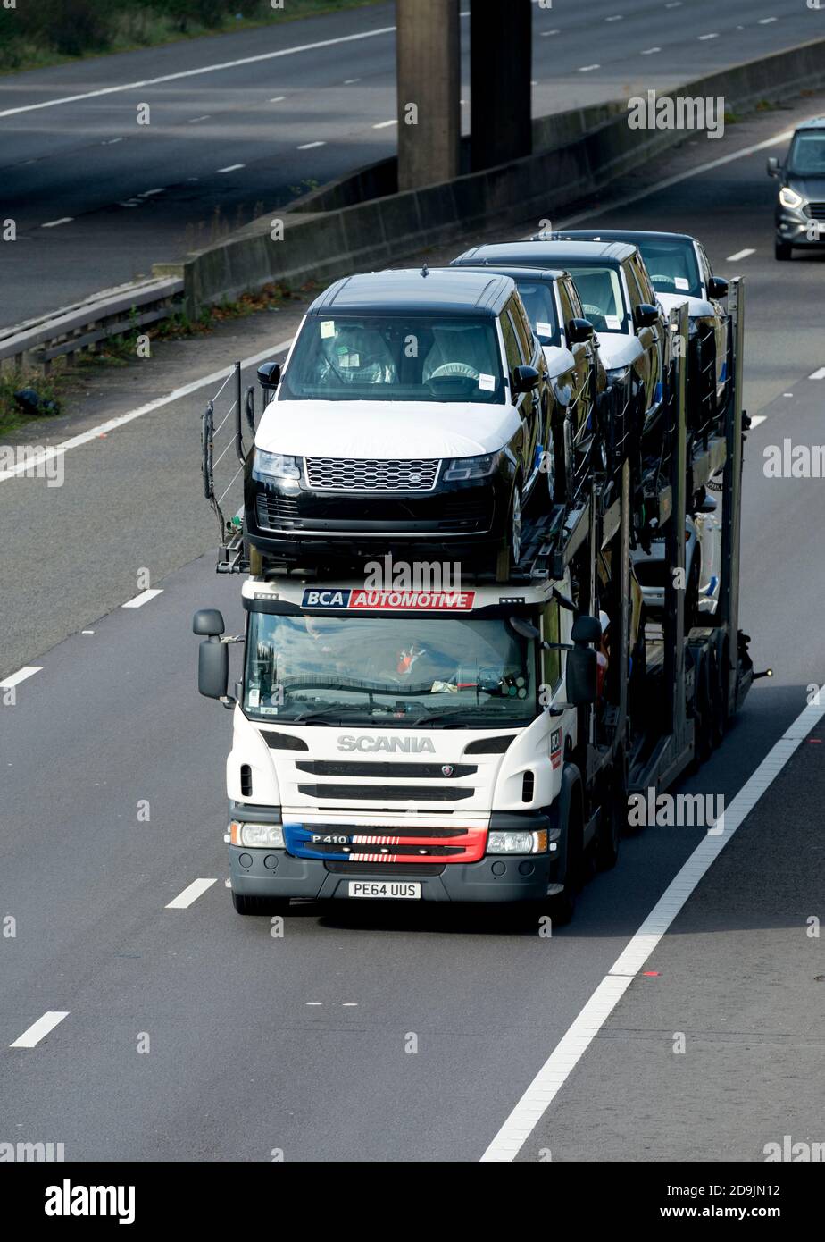 Ein BCA Automotive Transporter LKW mit neuen Land Rover Autos, M40 Autobahn, Warwickshire, Großbritannien Stockfoto