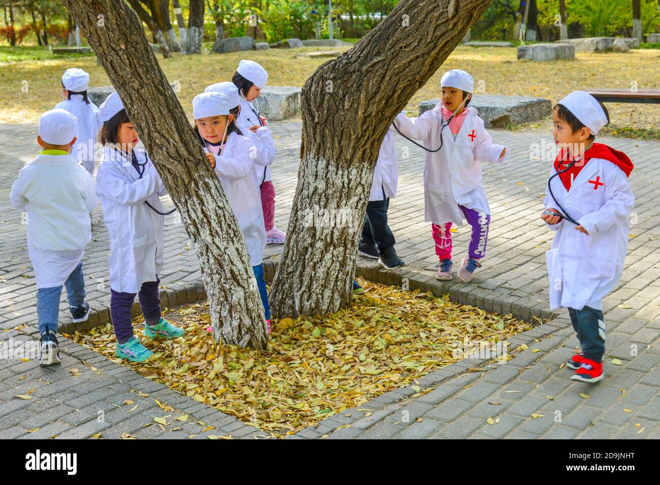 Die schöne Herbstlandschaft, die viele Kinder in Wanghu Park in Peking Stadt, China, zieht 27 Oktober 2020. Stockfoto