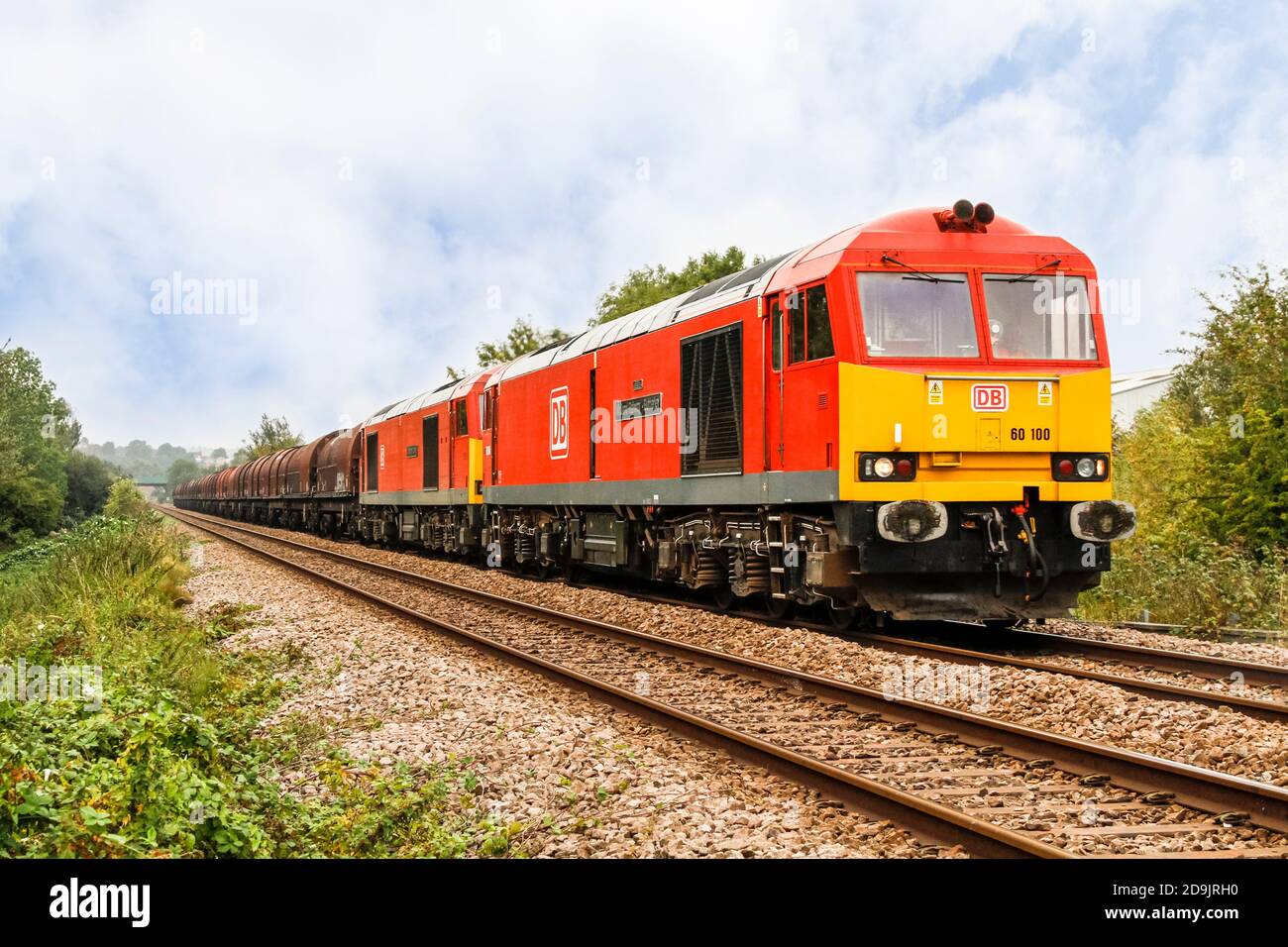 Eine Diesellokomotive zog Güterzug mit zwei Lokomotiven der Baureihe 60 von D B Cargo in Colwick, Nottingham, England, UK Stockfoto