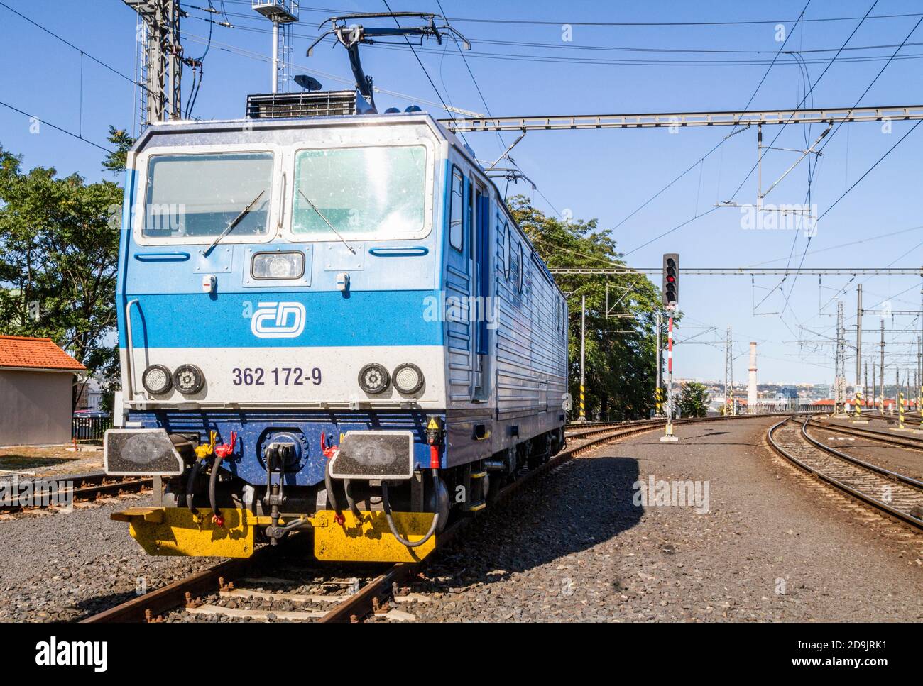 A České dráhy, Tschechische Staatsbahnen, elektrische Lokomotive der Klasse 362, die auf dem Bahngleis in Praha hlavní nádraží, Prag, Tschechische Republik wartet Stockfoto