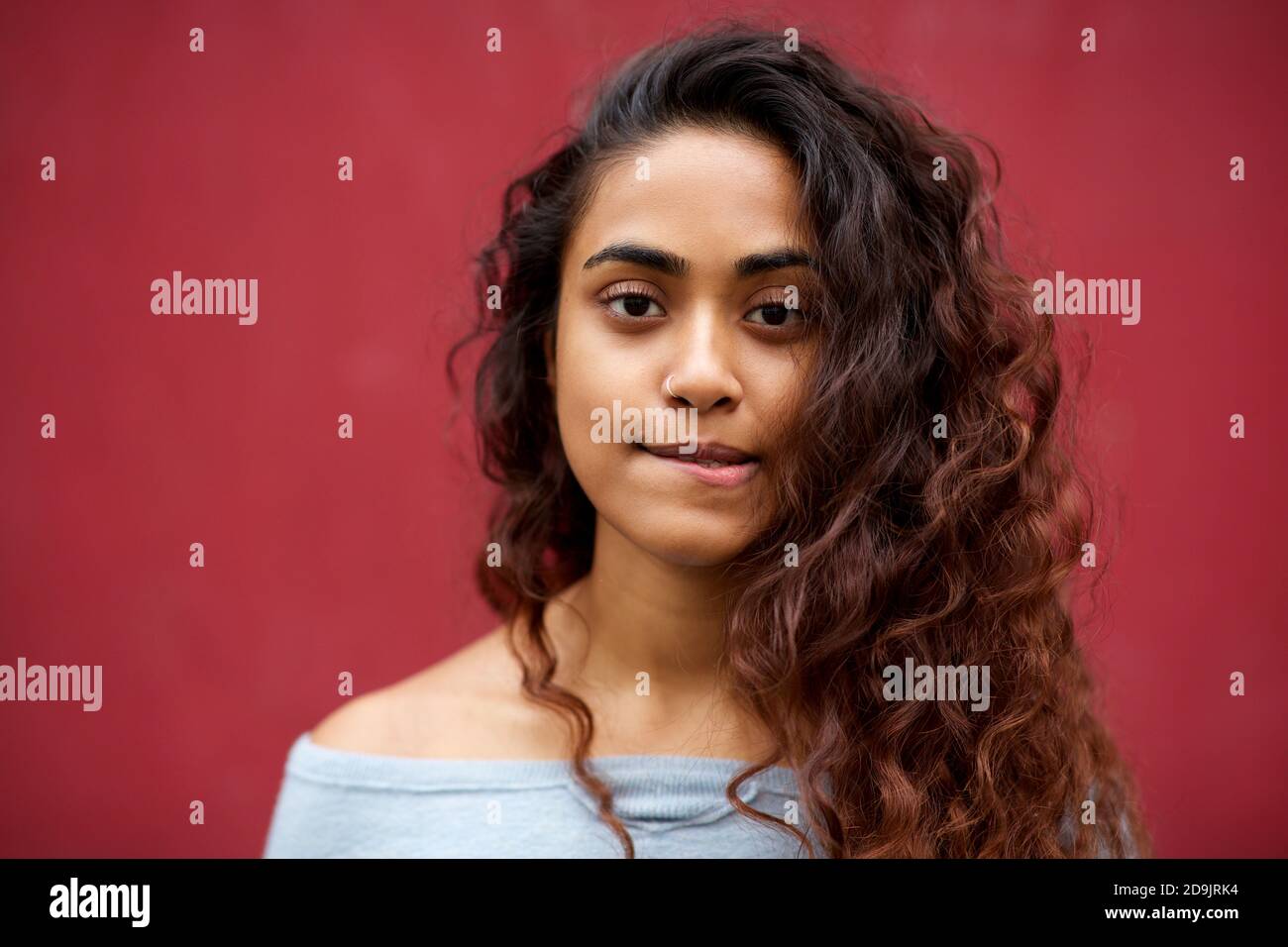 Nahaufnahme Porträt schöne junge indische Frau mit langen Haaren Beißende Lippe Stockfoto