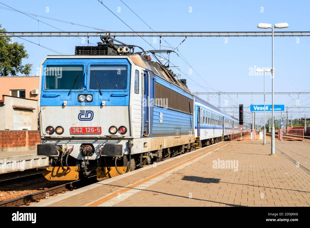 Ein Personenzug der elektrischen Lokomotive der Baureihe 362, der vom tschechischen Eisenbahnunternehmen České dráhy in Veselí nad Lužnicí, Tschechische Republik, betrieben wird Stockfoto