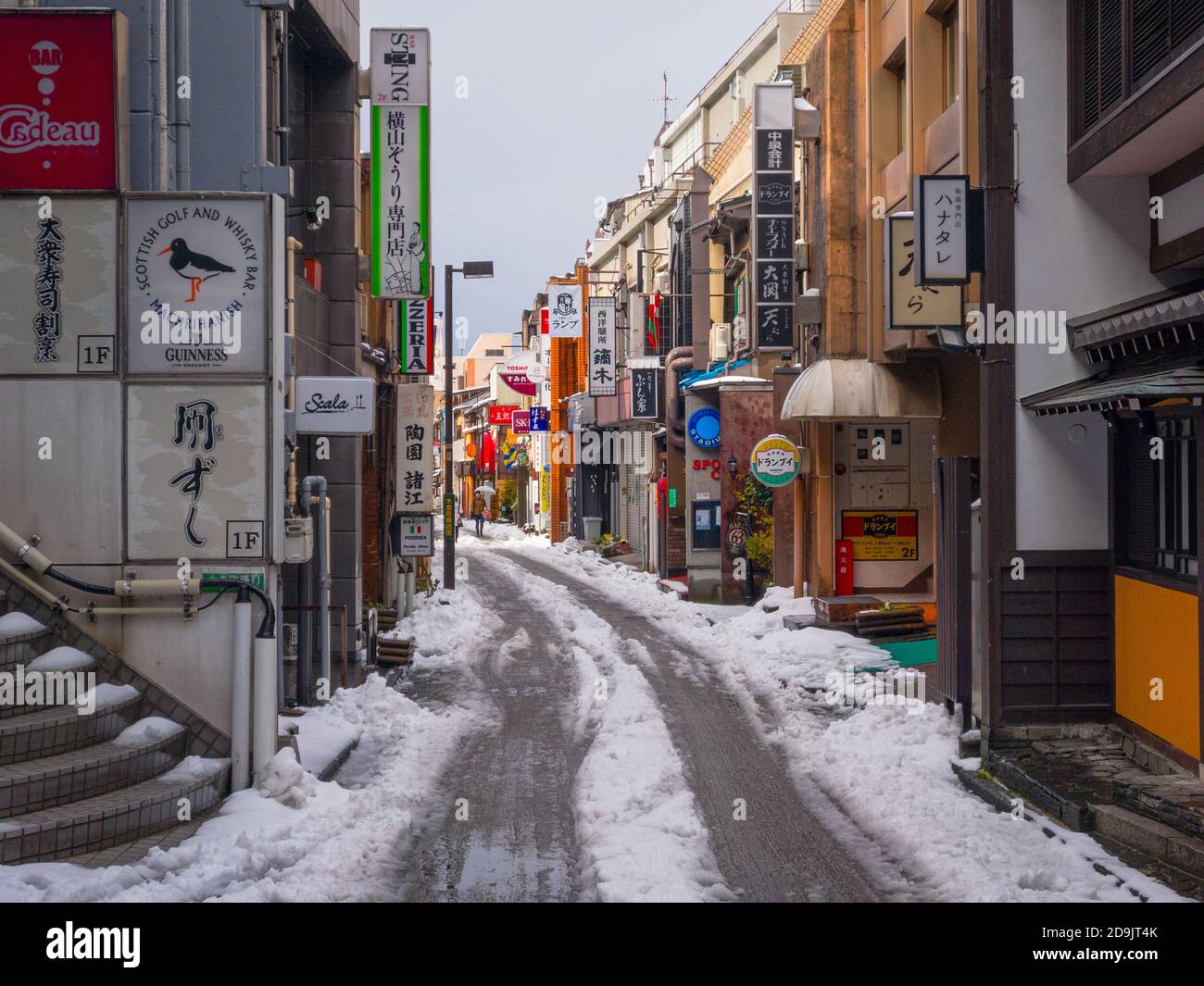 KANAZAWA, JAPAN - 17. JANUAR 2017: Fußgänger auf den Straßen von Kanazawa im Winter. Stockfoto