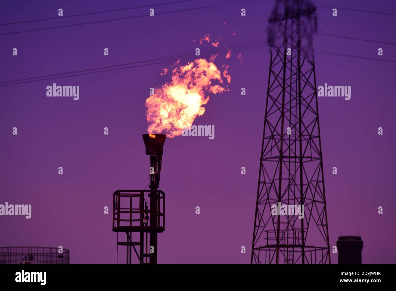 Gasflackhaufen, der überschüssige Gase in der petrochemischen Anlage bei verbrennt Twilight selby vereinigtes Königreich Stockfoto