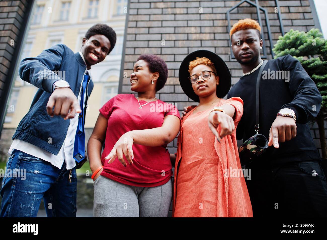 Vier afrikanische Freunde haben Spaß im Freien. Zwei schwarze Mädchen mit Jungs. Stockfoto