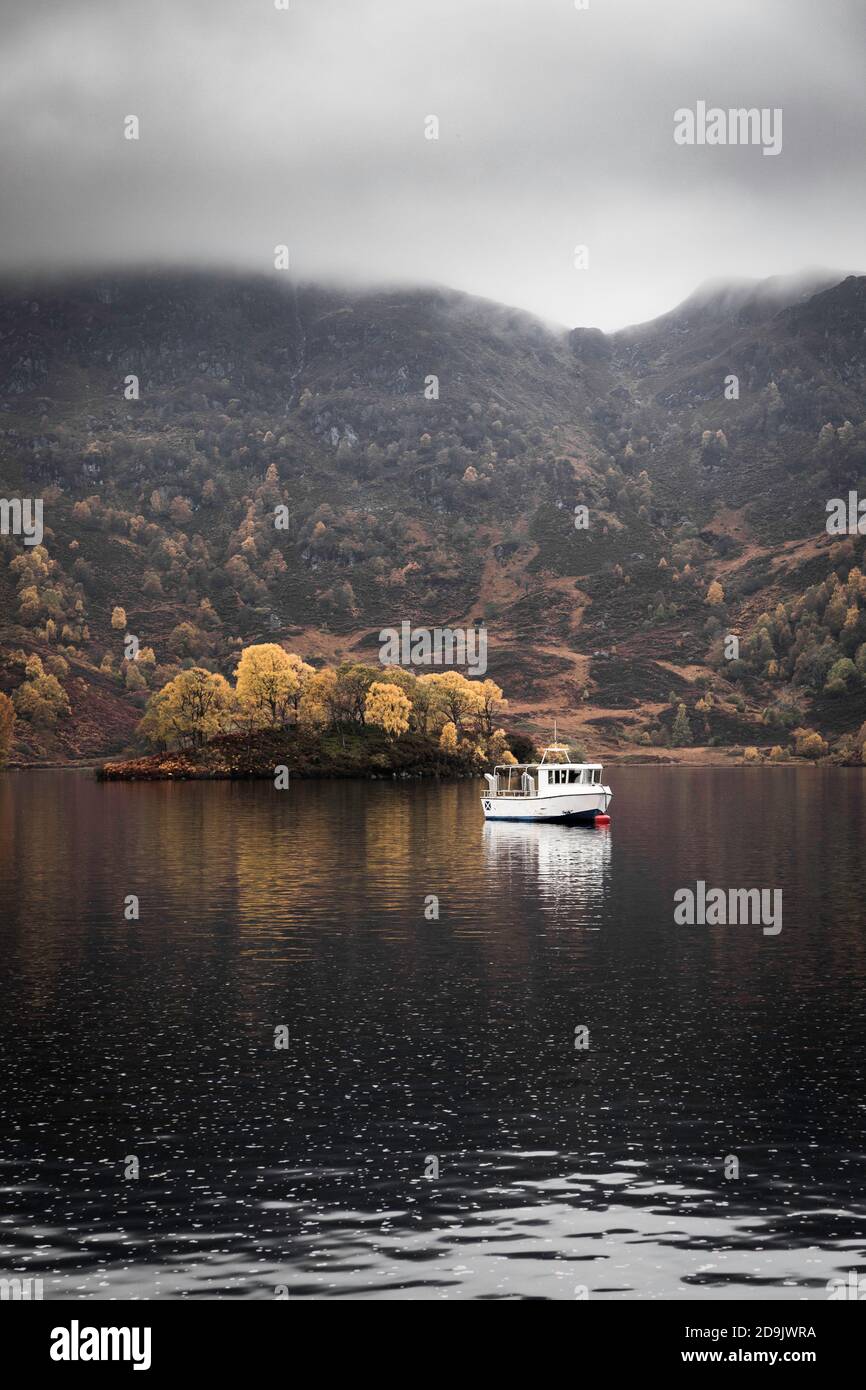 Lone Boat, Loch Katrine, Schottland, EIN Fischerboot sitzt allein auf Loch Katrine Stockfoto
