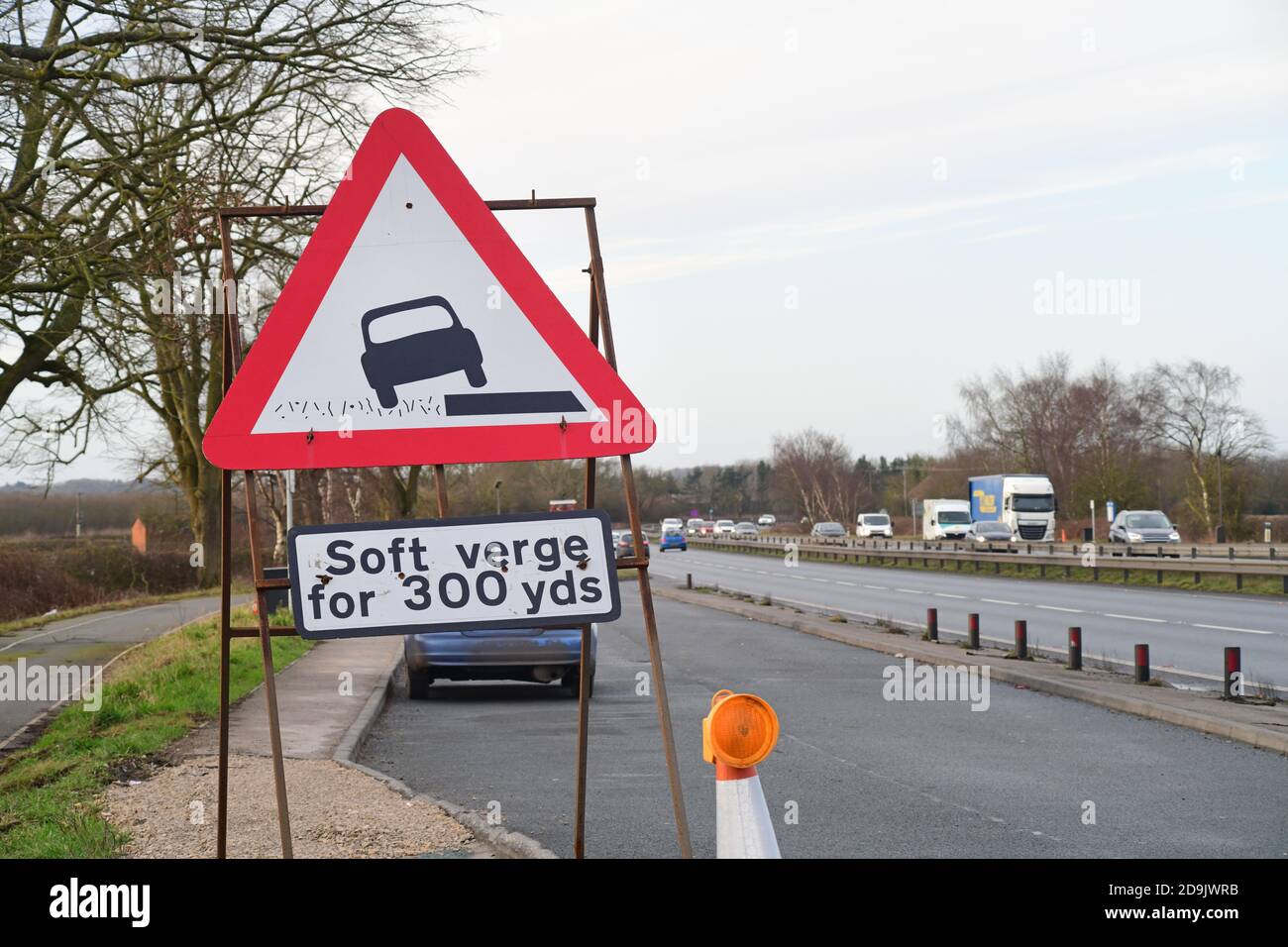 Warnung vor weichen Verges für Fahrzeug in Lay-by york yorkshire vereinigtes Königreich Stockfoto