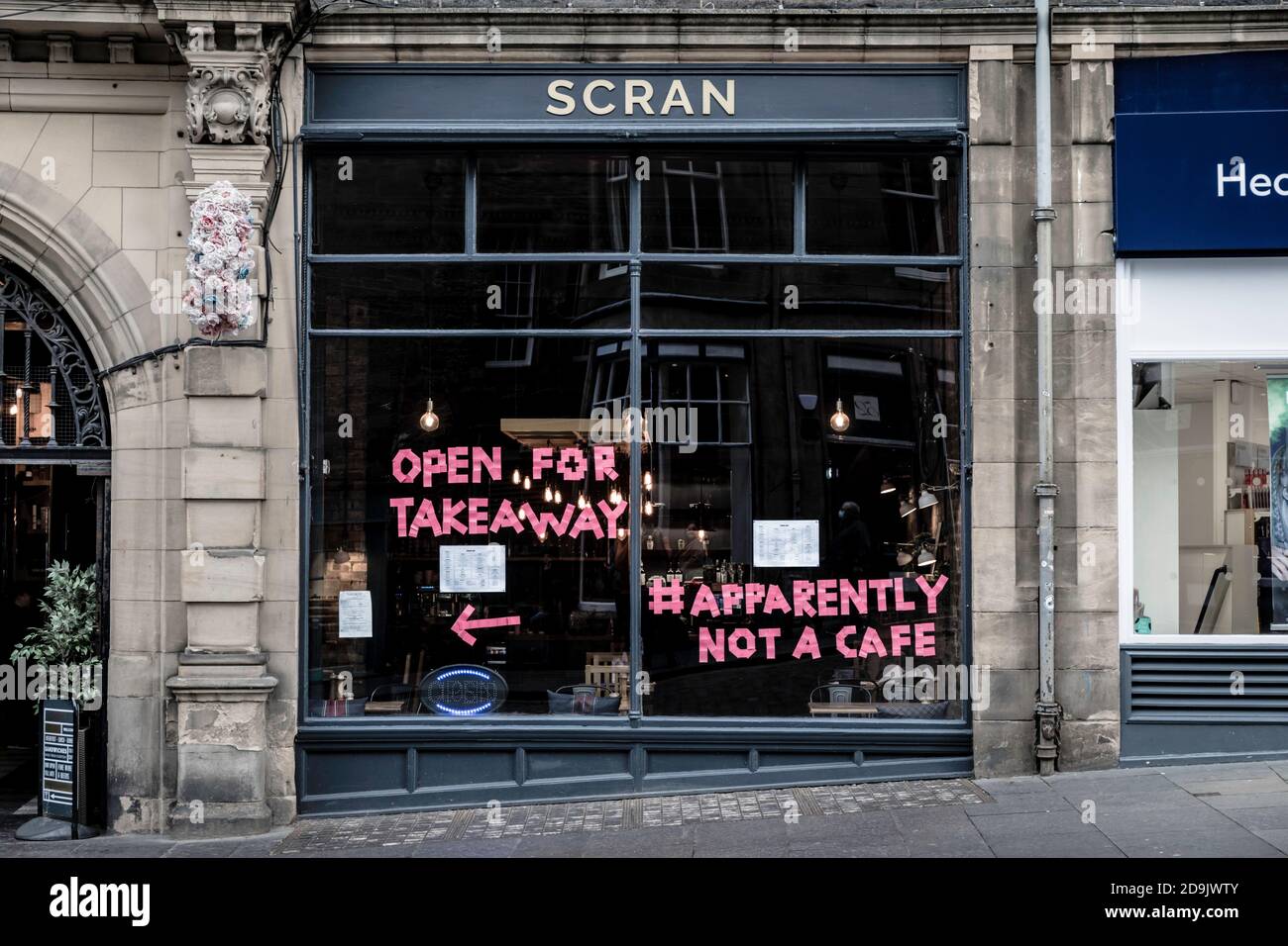 Kein Cafe, Edinburgh, Lockdown Einschränkungen, Restaurant/Cafe mit Schild im Fenster gegen Regierung beraten Stockfoto