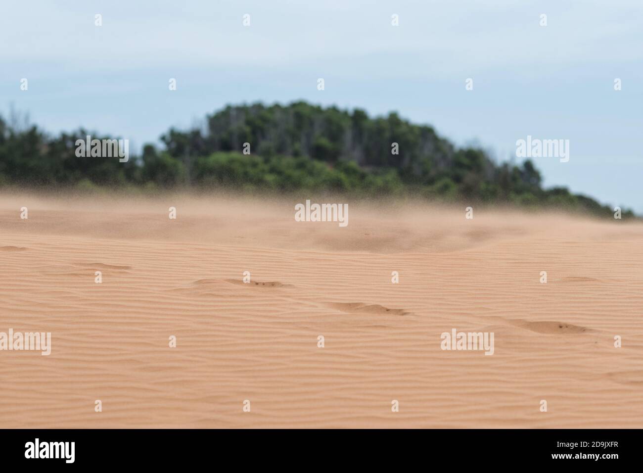 Weiße Sanddünen mit blauem Himmel, Mui Ne, Vietnam, Asien Stockfoto