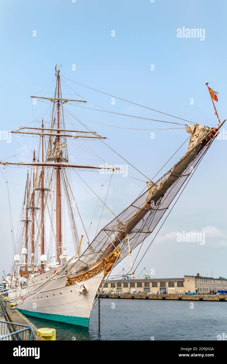 Szczecin, Polen, Juni 2019 Schiffsbogen des berühmten Großschiffs Juan Sebastian de Elcano, ein Trainingsschiff der spanischen Marine, der an der Anlegestelle der Chrobry Schächte festgemacht wurde Stockfoto