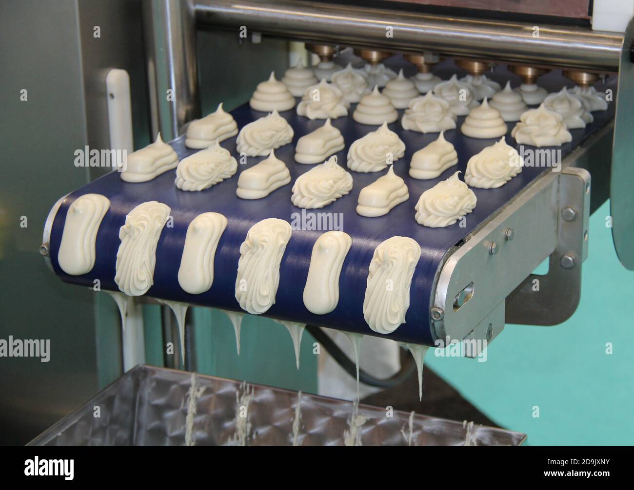 Eine Lebensmittelproduktionsmaschine, die verschiedene Produkte herstellt. Stockfoto