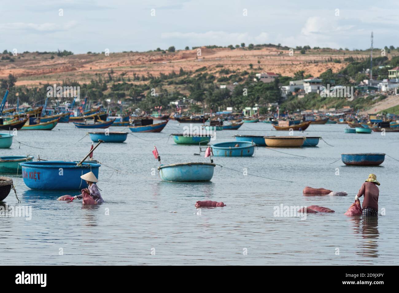 MUI ne fishemans Dorf. Traditionelles vietnamesisches Boot im Korb geformt in Fischerdorf Mui Ne, Vietnam, Asien Stockfoto