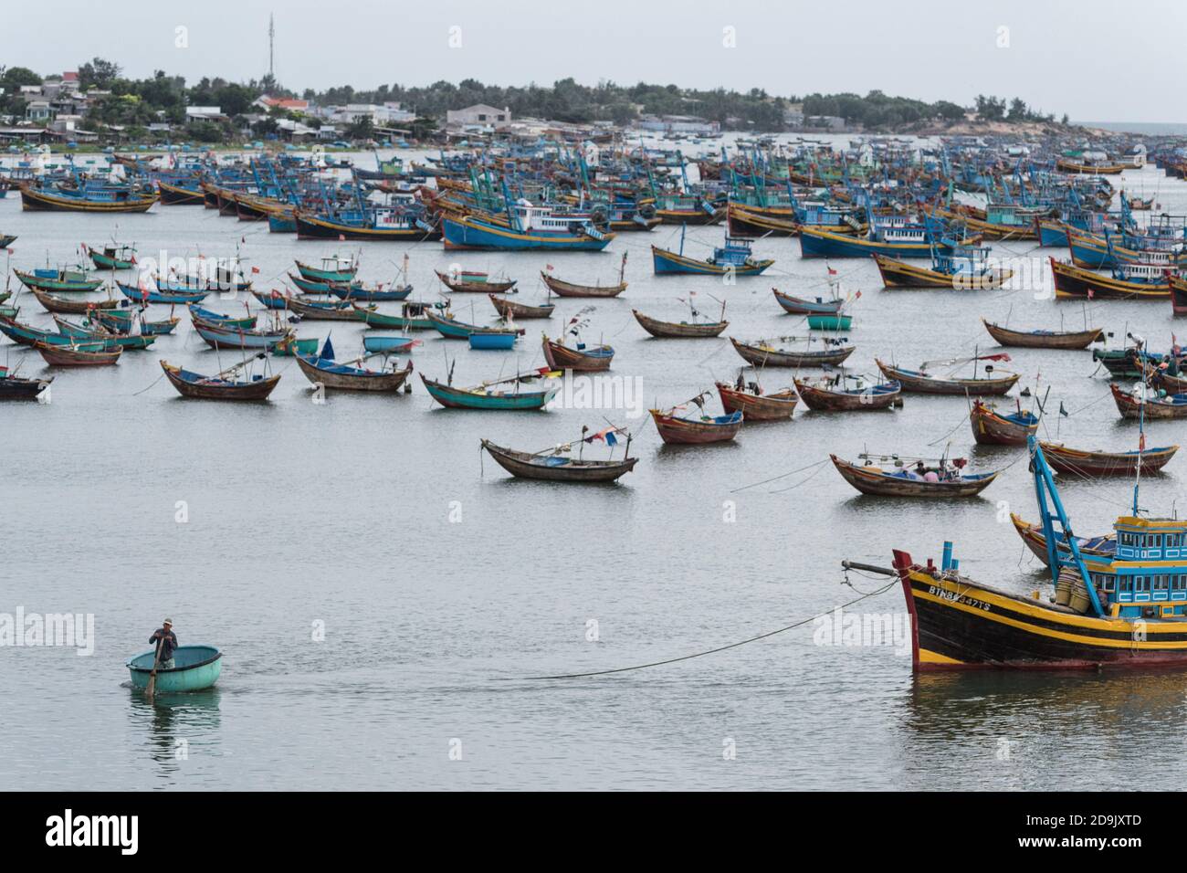 MUI ne fishemans Dorf. Traditionelles vietnamesisches Boot im Korb geformt in Fischerdorf Mui Ne, Vietnam, Asien Stockfoto