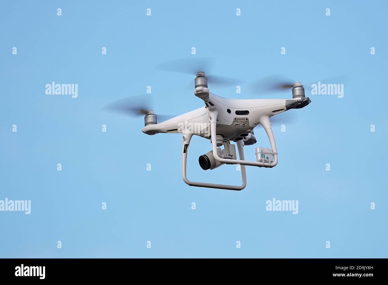 Phantom 4 Pro Drohne im Flug. Drohne mit Schäden durch Stürze und Funkfeuer. 21.03.2019 Rostow am Don, Russland Stockfoto