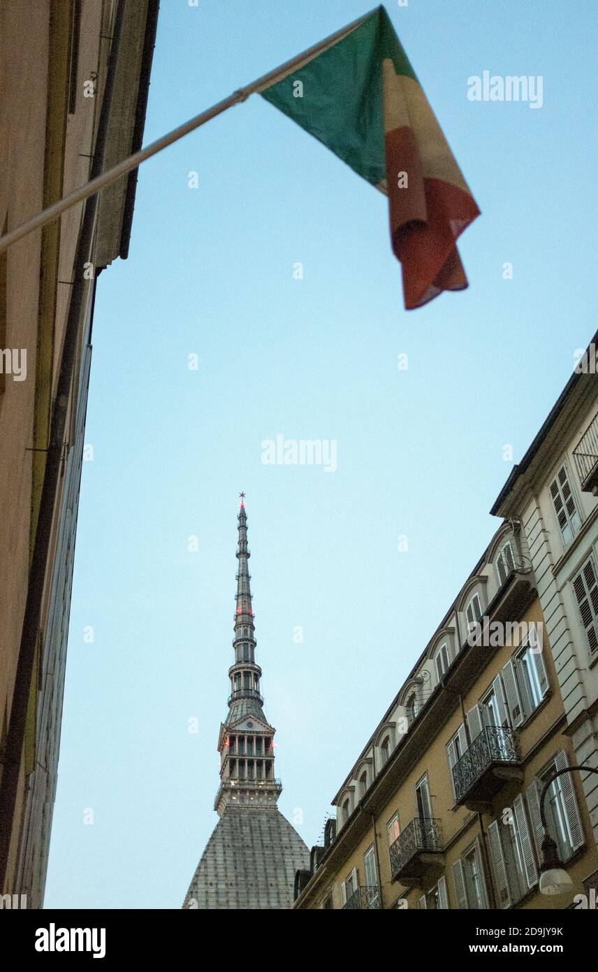 Italienische Flagge über der Stadt mit dem Spire des Mole Antonelliana Antonelli Monument dahinter. Turin, Turin, Piemont, Italien Stockfoto